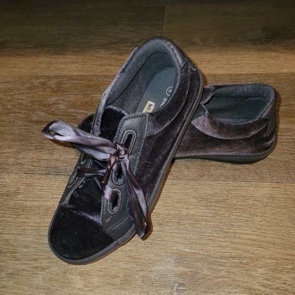 Shoe - Picture 3 of 3